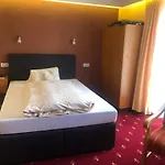 Bavaria Hotel *