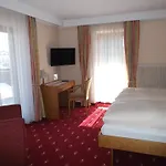 Bavaria Hotel *